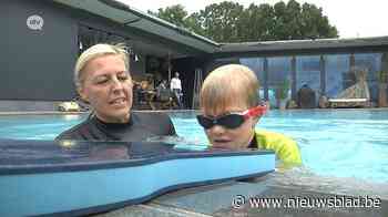 Cindy en Kevin geven zwemles in eigen tuin: meteen een overrompeling