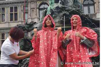 Stad Antwerpen deelt 10.000 pintjesponcho's uit aan bezoeker... (Antwerpen) - Het Nieuwsblad