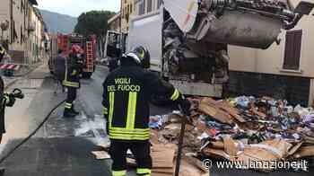 Prato, a fuoco camion della nettezza - LA NAZIONE