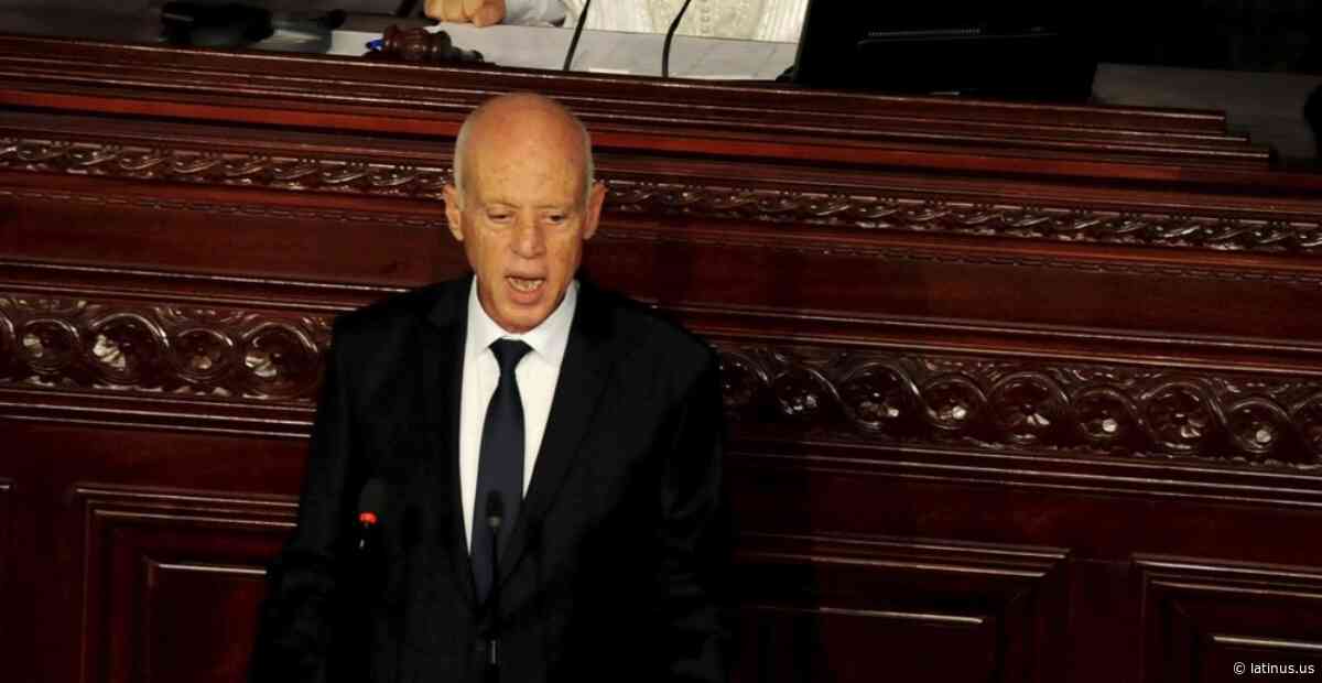 El presidente de Túnez destituye a altos cargos del gobierno tras suspender al Parlamento - LatinUs