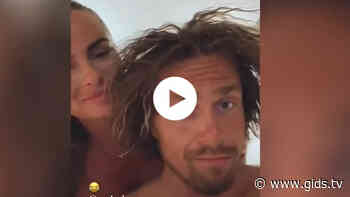 Video: André Hazes laat Sarah vlechten eruit halen, "Spijt" - Gids.tv