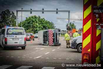 Twee lichtgewonden na botsing op kruispunt aan kanaalbrug in Beringen