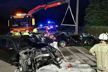 Zware auto’s botsen frontaal in bocht