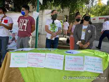 Protestan consumidores de marihuana afuera de Sesver; exigen permisos - plumas libres