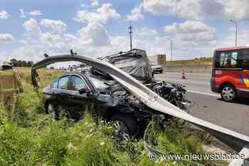 Auto helemaal onder vangrail: inzittenden komen goed weg bij spectaculair ongeval langs autoweg