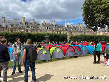 Environ 400 sans-abri s'installent sous des tentes place des Vosges à Paris
