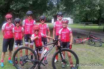 Mountainbikers palmen fort van Kessel in