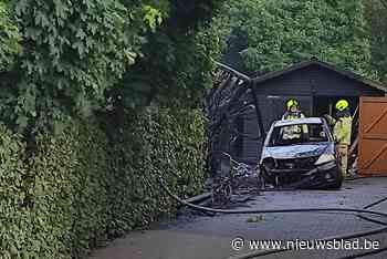 Auto gaat in vlammen op in Kaulille door brandende carport van buren