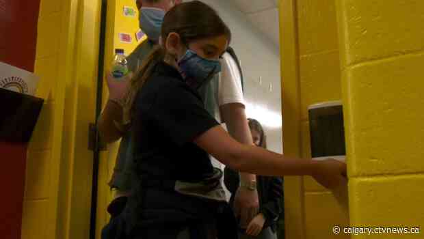 Parents, teachers say COVID-19 will 'run rampant' in Alberta schools after pandemic policy change