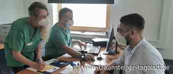 Landrat Siegfried Walch krempelt die Ärmel hoch: „Booster“-Impfung erhalten - Traunsteiner Tagblatt