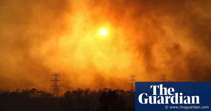 Wildfires raging across southern Turkey force residents to flee – video