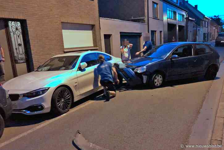 Dronken man ramt geparkeerde auto<BR />