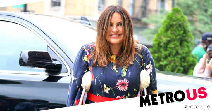 Mariska Hargitay Returns To Law And Order Svu Set On Crutches After