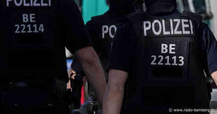 Toter Mann auf Bauernhof: Hundertschaft durchsucht Anwesen