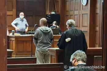 Dronken man valt flat binnen en bedreigt bewoners: “Ik dacht dat er een drugsdealer zat” - Het Nieuwsblad