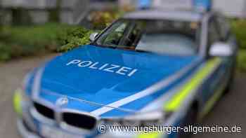 Rennradfahrer landet auf Motorhaube eines Autos