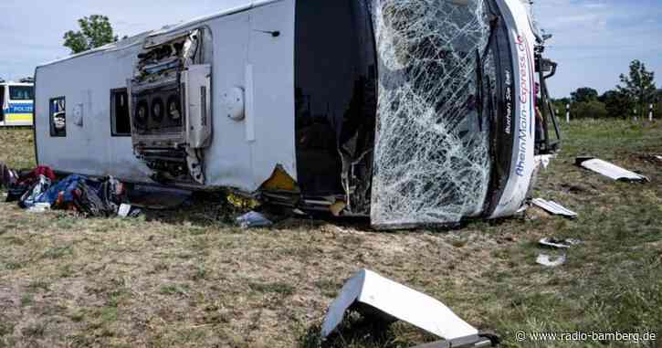 Reisebus verunglückt auf A13 – 19 Verletzte