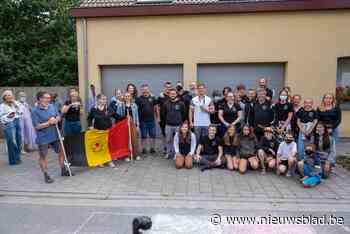 Bronzen Matthias Casse wacht warme thuiskomst