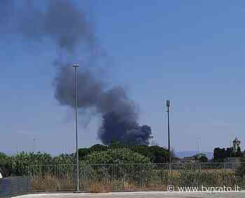 Vasto incendio a Campi Bisenzio: colonna di fumo avvistata anche da Prato FOTO - tvprato.it