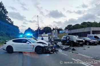 Agent op motor in levensgevaar na frontale aanrijding door Porsche aan The Lakehouse