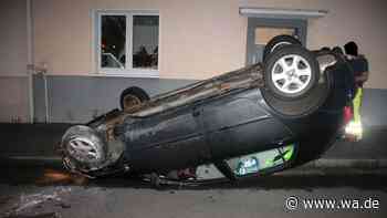 Siegen: Unfall - Frau (30) prallt mit Auto gegen Hauswand und landet auf Dach - wa.de