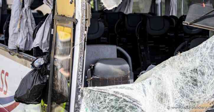 Unfallursache nach Reisebusunfall mit 19 Verletzten unklar