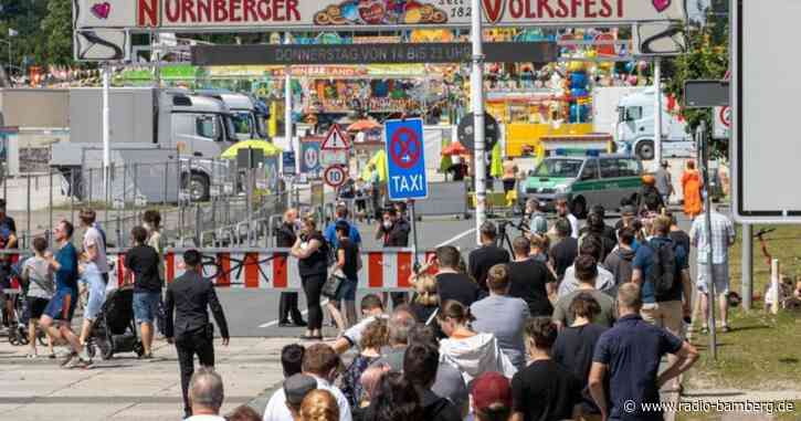 Impfen im Freizeitpark: lange Schlange für die Spritze