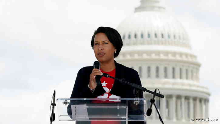 Mask off: DC mayor stirs outrage posing maskless for Dave Chapelle photo shortly before mask mandate takes effect