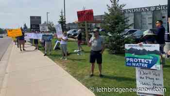 Protesters greet Premier Kenney and Finance Minister Toews visit to Lethbridge - Lethbridge News Now