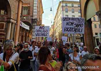 No al Green pass, anche a Modena sfila la protesta: vaccinati e non vaccinati insieme - La Pressa