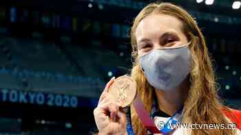 Penny Oleksiak makes history as Canada swims to bronze in medley relay