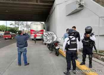 Acusan a Policía Vial de retener autobús en Xalapa - Imagen del Golfo