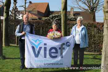 Vief trakteert leden op paaseitjes - Het Nieuwsblad