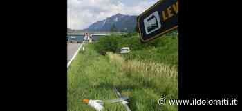 Esce di strada, abbatte i paletti e finisce in mezzo all'erba: paura per una ragazza sulla Valsugana - il Dolomiti - il Dolomiti