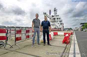 Laden en lossen op langdurig afgesloten Noorderkade in Beverwijk is zelfs voor ervaren trucker Amy - 'Meiden die Rijden'- Blokker nauwelijks te doen [video] - IJmuider Courant