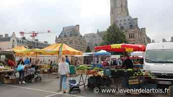 Sur la place des Héros d'Arras, la flânerie du samedi dans les allées du marché - L'Avenir de l'Artois