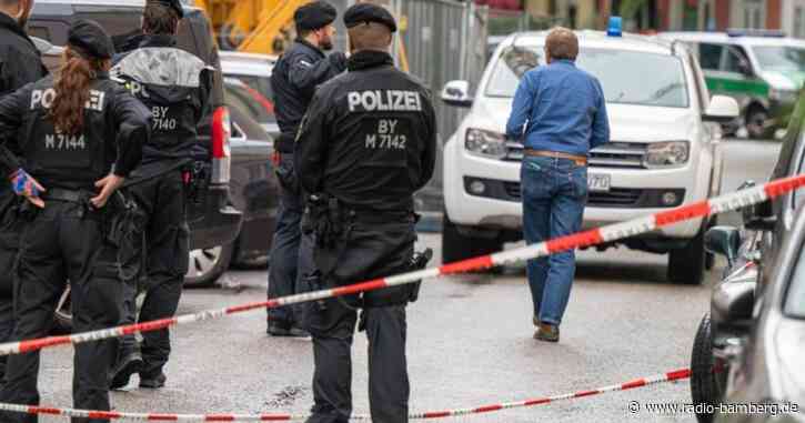 Großer Polizeieinsatz: Frau bei Beziehungstat verletzt