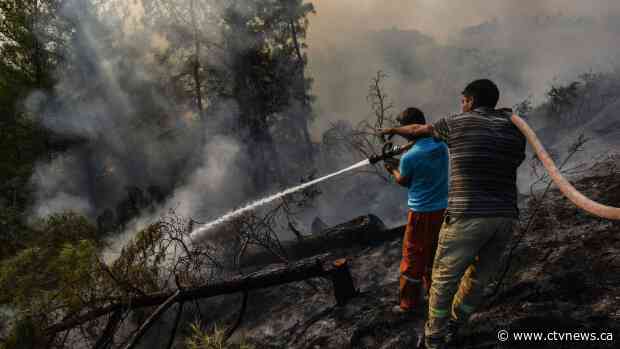 Fire crews battle Turkish wildfires at holiday destinations