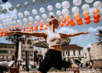 Beach-Yoga auf dem Augsburger Rathausplatz | Presse Augsburg - Presse Augsburg