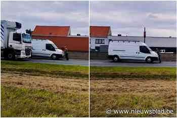 Erg ongewone beelden op A12: man wordt tientallen meters meegesleurd op motorkap