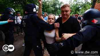 Coronavirus: Berlin anti-lockdown protesters clash with police - DW (English)