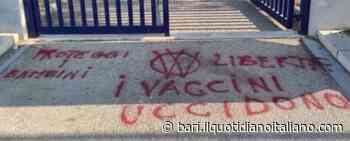 Bari, scritte no vax all'hub di Carbonara: "I vaccini uccidono". Ingiurie contro Lopalco sulla ss16 - Il Quotidiano Italiano - Bari