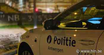 Auto vat vuur nadat bestuurder bocht mist en in winkelvitrine rijdt - Het Laatste Nieuws