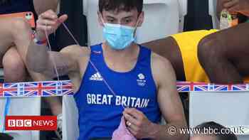 Tom Daley knits while watching Olympic springboard final