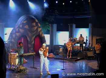 Tenue d'Obélix, parodie de Zemmour, narines géantes... les dernières Confessions de Katerine à Ramatuelle