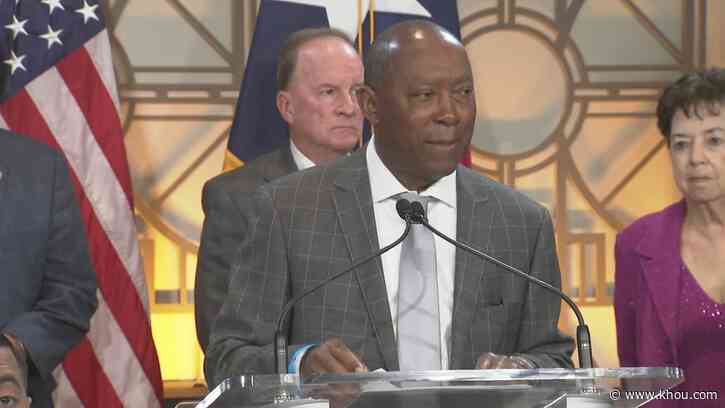 Houston Mayor Sylvester Turner issues memo mandating city employees to begin wearing masks on Wednesday - KHOU.com