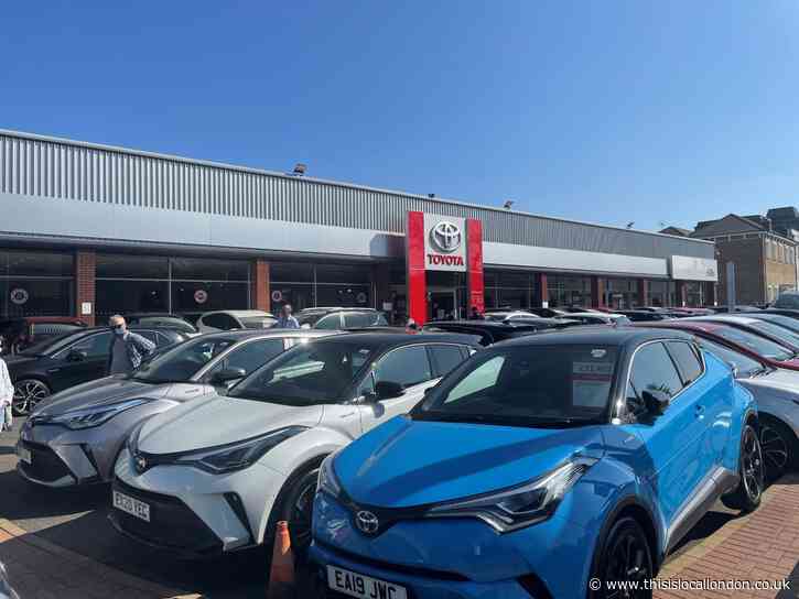 Hills of Woodford wins Motors Retailer of the Year award