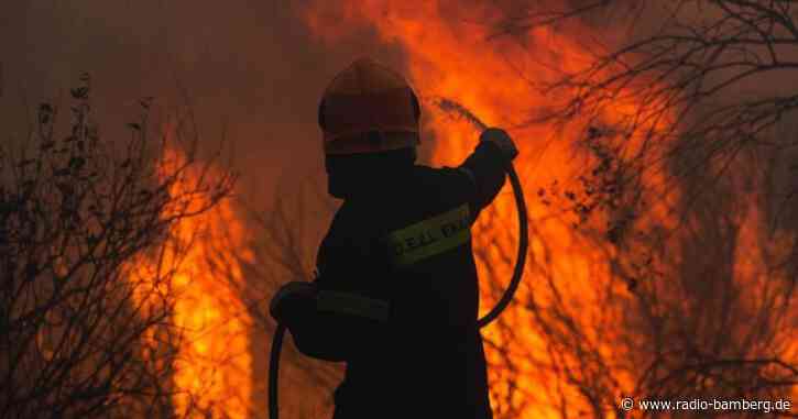 Urlaubsparadiese am Mittelmeer kämpfen gegen Brände