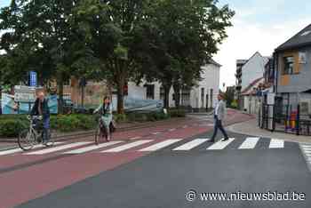 Eerste fietsstraat maakt fietsen in centrum pak veiliger en biedt ook meer terrasruimte - Het Nieuwsblad