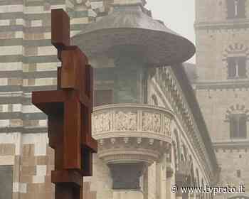 L'opera artistica “Shy” installata in piazza Duomo saluta Prato FOTO - tvprato.it